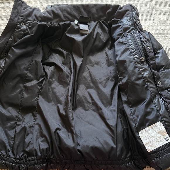 The North Face Girls Hooded Black Puffer 550 Goose Down Jacket - Picture 6 of 9